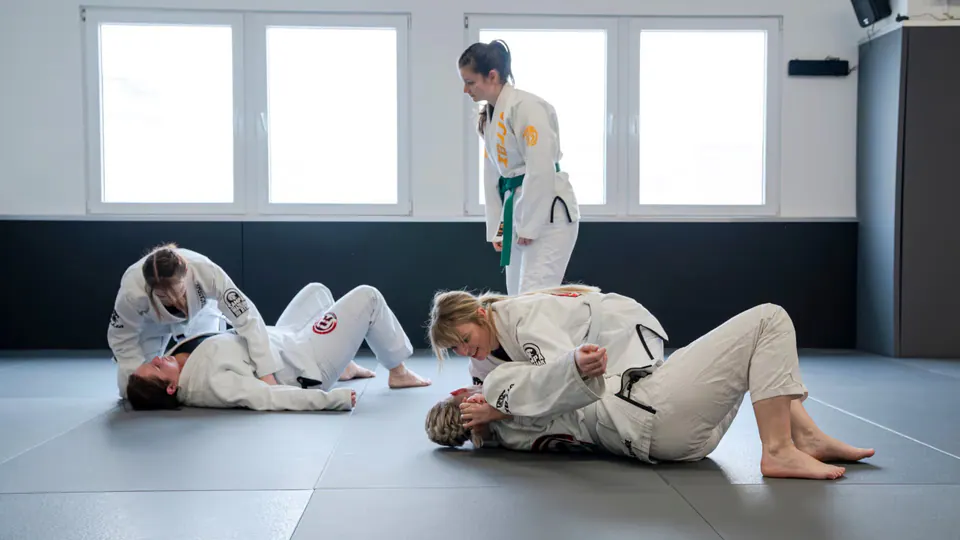 Brazilian Jiu-Jitsu Frauenklasse Training bei Sportacademy FLOWINGARTS
